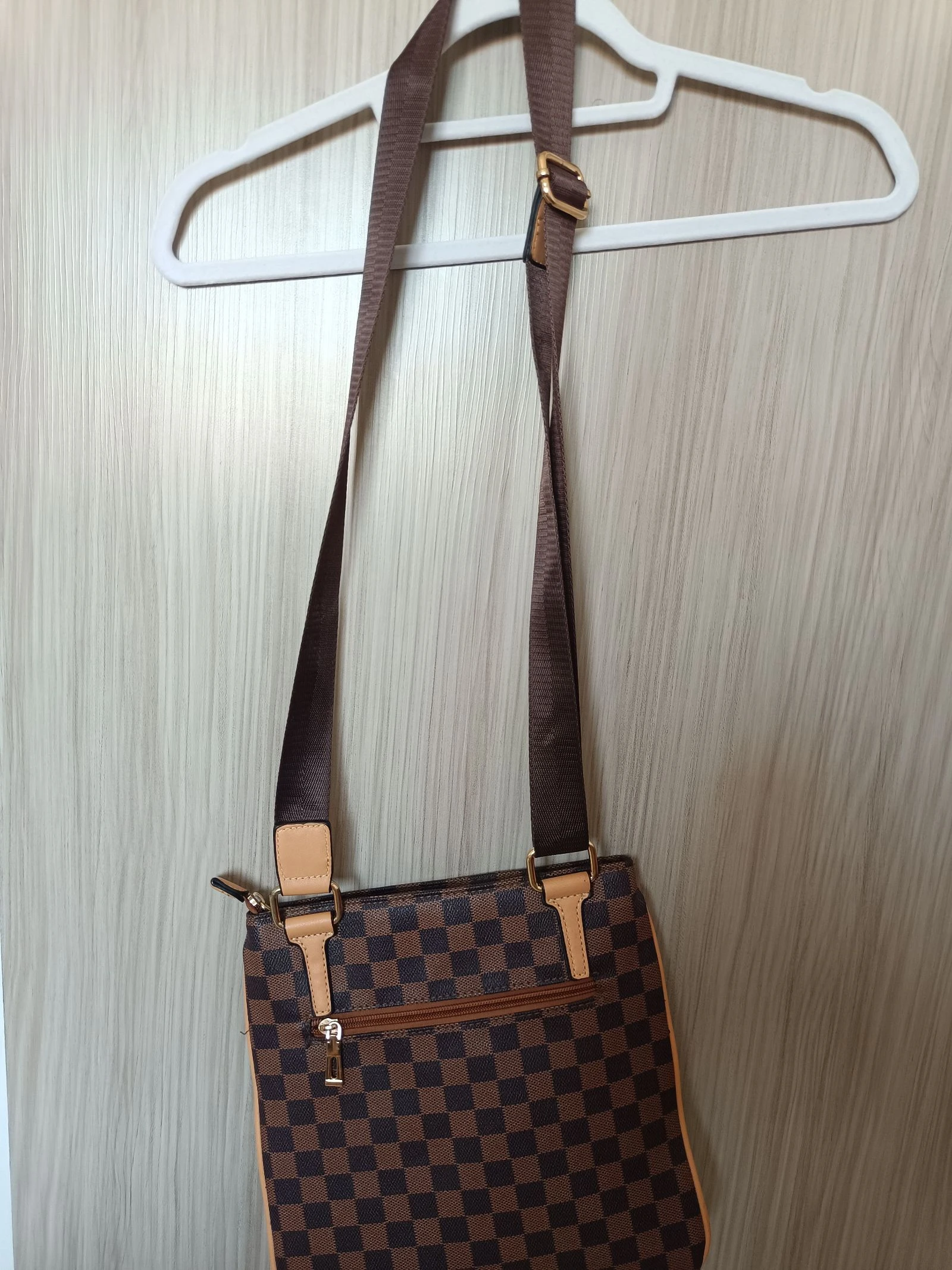 Bolso bandolera plana estampado cuadros tonos marrón y beige – photo 3
